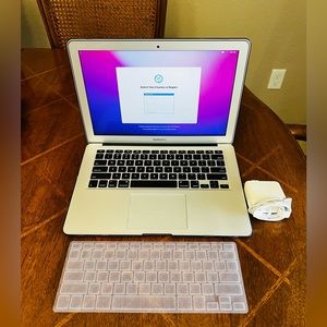 MacBook Air (13-inch, 2017) Laptop 2.2GHz dual-core Intel Core i7 256GB &Charger